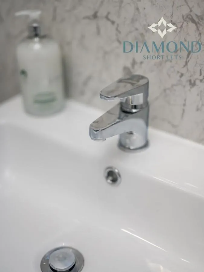 Brand New Luxury 3 Bedroom 2 Bathrooms With Patio With Secure Parking Dundee 0*,